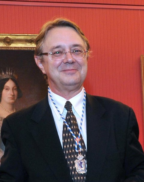 Excmo. Sr. D. Víctor Pablo Pérez Pérez (Correspondente)